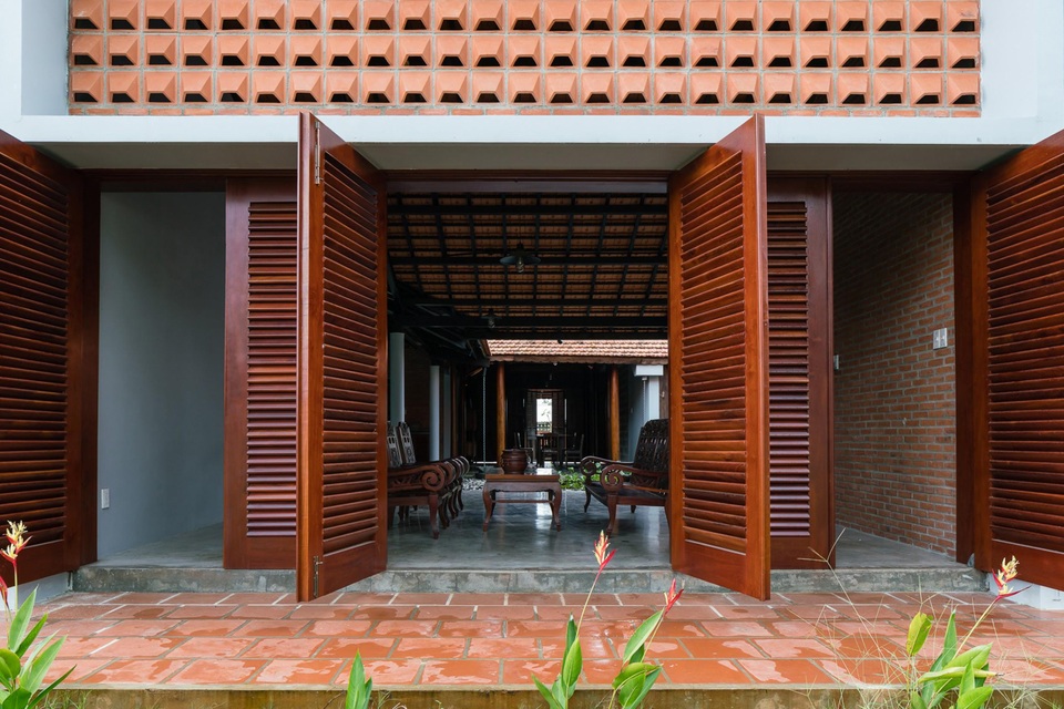Nhà gỗ truyền thống như biệt phủ xưa của gia đình 3 thế hệ ở Nam Bộ - 2 Nhà gỗ truyền thống như biệt phủ xưa của gia đình 3 thế hệ ở Nam Bộ - 2