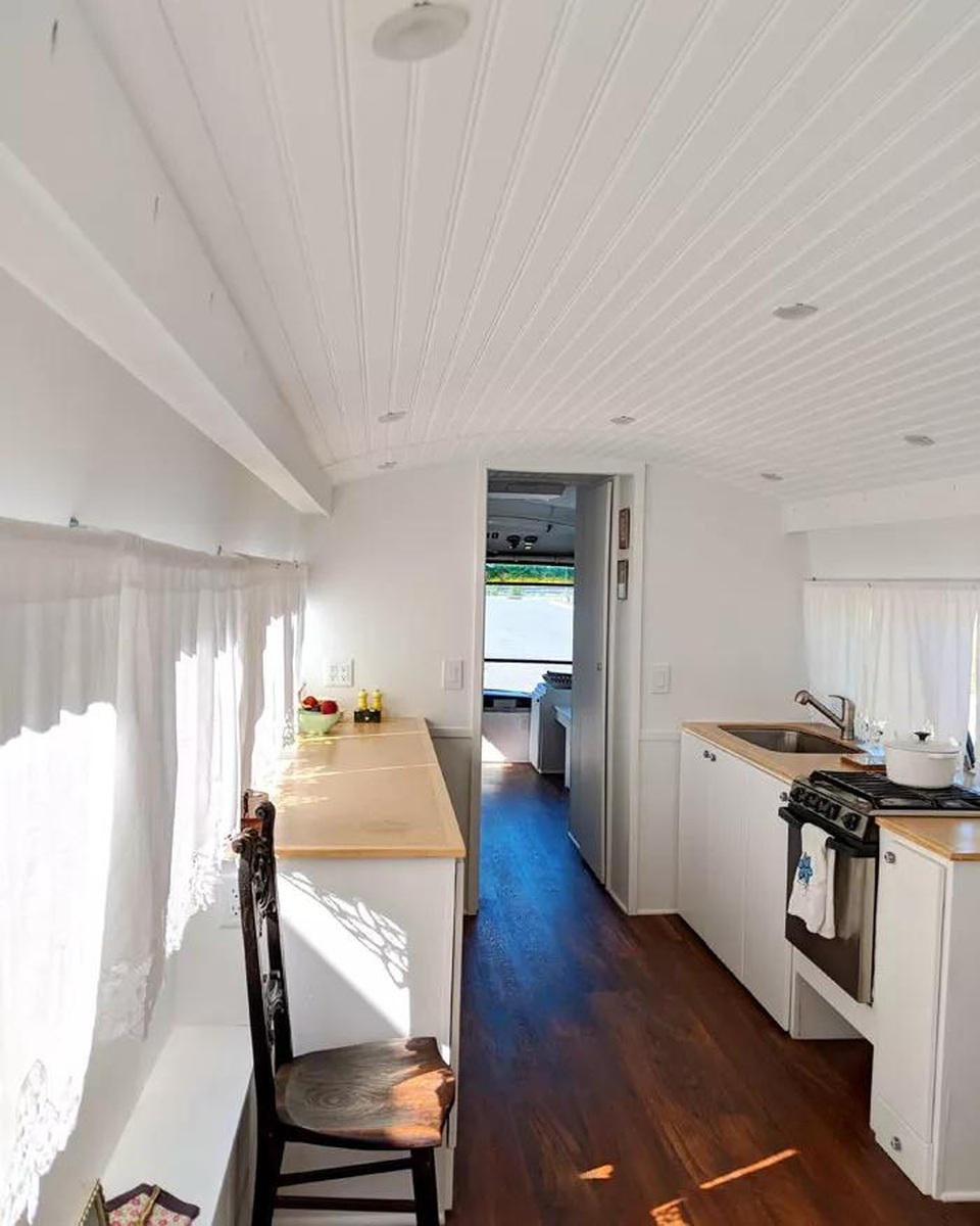 Cô gái chi gần 2 tỷ đồng mua xe cũ, thiết kế thành ngôi nhà di động vạn người mê - 5 Cô gái chi gần 2 tỷ đồng mua xe cũ, thiết kế thành ngôi nhà di động vạn người mê - 5
