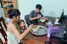 Chồng chở vợ mang thai và con 9 tháng lạc đường về nhà vì khắp nơi ngập lũ