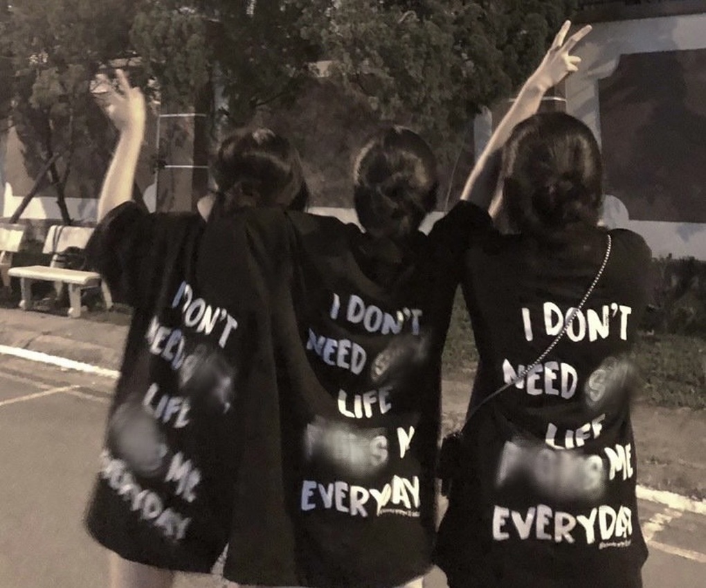 Giật mình với những khẩu hiệu thô tục trên trang phục của giới trẻ - 4 Giật mình với những khẩu hiệu thô tục trên trang phục của giới trẻ - 4