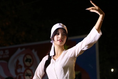 Đa sắc màu trong đêm quảng diễn đường phố "Quê hương mùa sen nở"