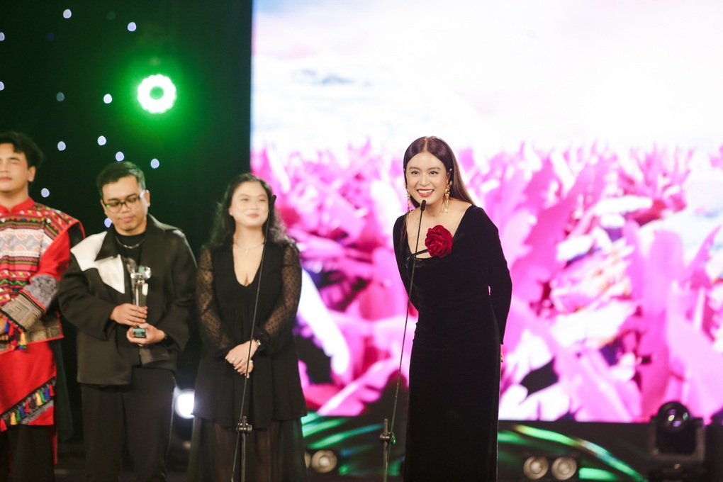 Đan Trường, Cẩm Ly tái ngộ, song ca hit cũ khiến khán giả xúc động - 5 Đan Trường, Cẩm Ly tái ngộ, song ca hit cũ khiến khán giả xúc động - 5