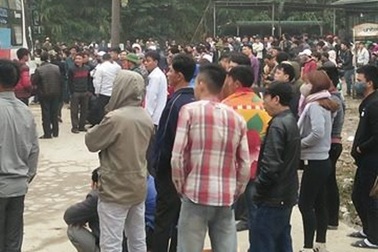 Hàng nghìn lao động "đổ xô" đi làm thủ tục xuất cảnh