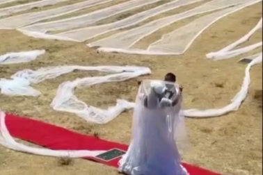 Xôn xao với đám cưới cô dâu đeo mạng che mặt dài... gần 7 km