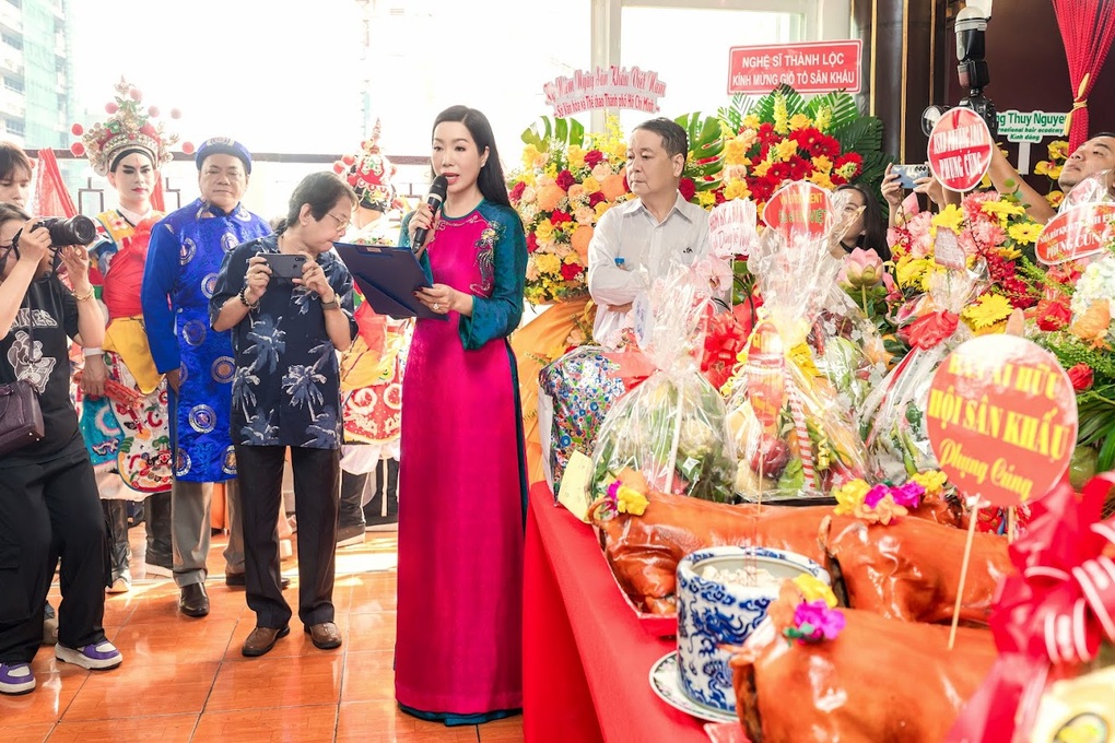 NSND Trịnh Kim Chi dành toàn bộ tiền trong lễ cúng Tổ hỗ trợ bà con vùng lũ - 2