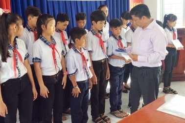 Trao 120 suất học bổng Grobest Việt Nam đến học sinh nghèo Cà Mau