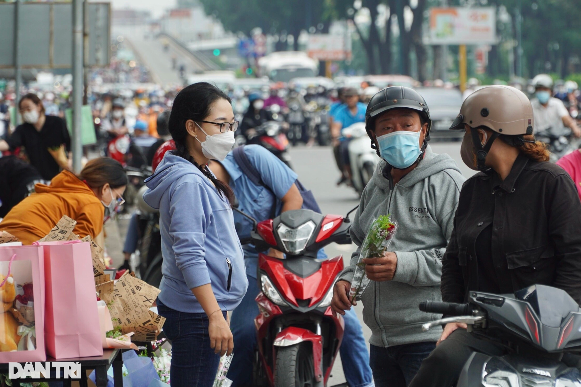 Đường phố TPHCM tràn ngập hoa, quà lưu niệm trong ngày Phụ nữ Việt Nam - 11 Đường phố TPHCM tràn ngập hoa, quà lưu niệm trong ngày Phụ nữ Việt Nam - 11