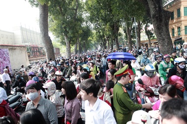 Hà Nội: Tắc nghẽn ở lễ hội hoa anh đào