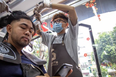 Làm tới 2h sáng, thợ cắt tóc kiếm 3 triệu đồng/ngày giáp Tết