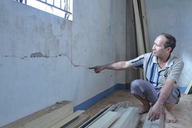 Dân tố công ty điện lực làm nứt nhà, đền bù "giá bèo"