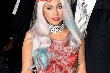 Váy của Lady Gaga làm từ thịt sống 100%