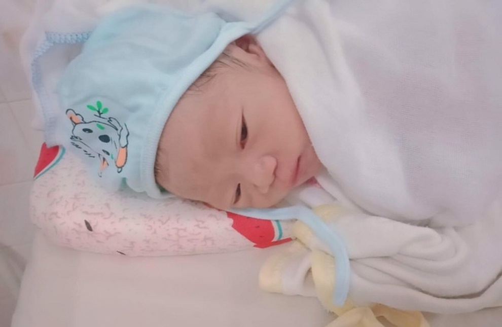 Cô dâu Nghệ An chuyển dạ trong ngày cưới, chú rể lấy xe hoa đưa vợ đi đẻ - 3 Cô dâu Nghệ An chuyển dạ trong ngày cưới, chú rể lấy xe hoa đưa vợ đi đẻ - 3