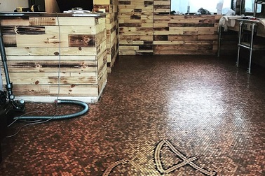 Tiệm cắt tóc lát sàn bằng 70.000 đồng xu