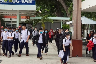 Nha Trang: Học sinh đeo khẩu trang đi học trở lại sau khi hết dịch Covid-19