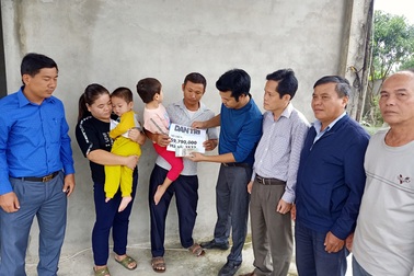 Rưng rưng phút giây bố mẹ 2 bé thơ bại não tiếp nhận gần 60 triệu đồng của bạn đọc giúp đỡ