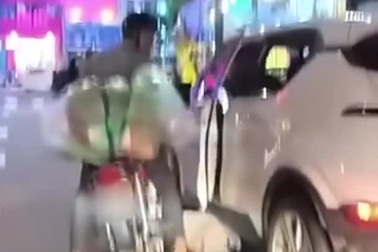 Chuyển làn không nhìn đường, người đàn ông suýt bị ô tô tông ngã