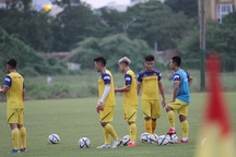U22 Việt Nam vui vẻ tập ngay cạnh U22 UAE trước trận giao hữu trên sân Thống Nhất