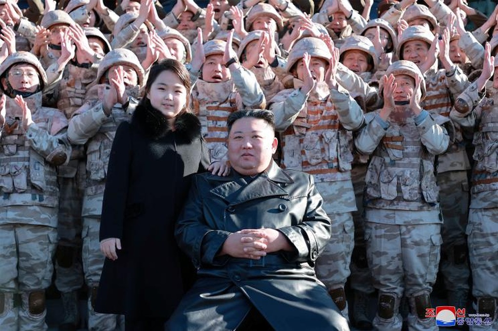 Con gái ông Kim Jong-un tạo làn sóng thời trang ở Triều Tiên - 2 Con gái ông Kim Jong-un tạo làn sóng thời trang ở Triều Tiên - 2