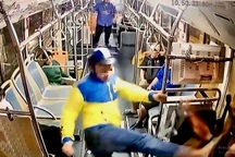 Nam thanh niên xông lên xe buýt đánh tài xế ở TPHCM