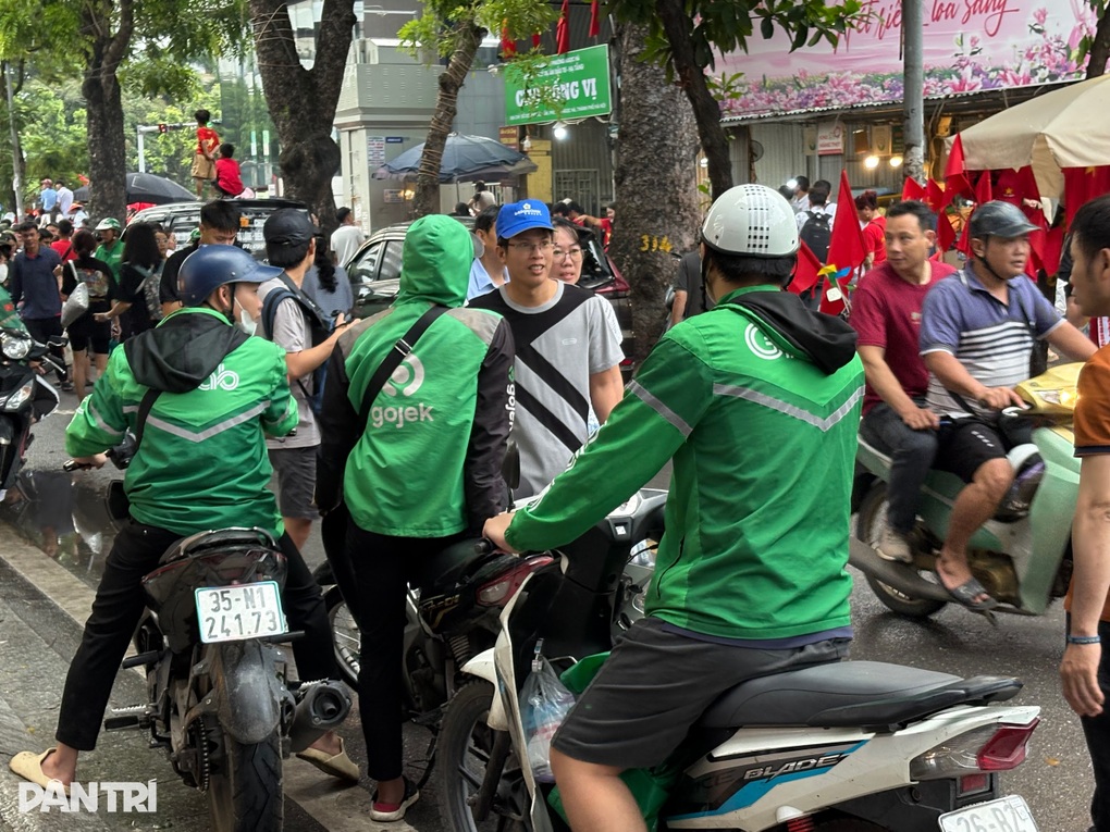 400.000 đồng/thang thuê xem tổng duyệt diễu binh, giá tăng theo giờ - 4 400.000 đồng/thang thuê xem tổng duyệt diễu binh, giá tăng theo giờ - 4