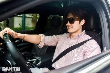 Đình Tú lái xe sang đi đóng phim, lộ cảnh tình tứ trên phim trường