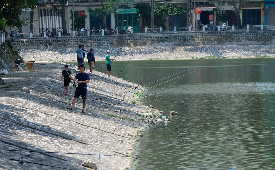 Hà Nội: Nam thanh niên tử vong dưới hồ Hoàng Cầu khi câu cá - 2 Hà Nội: Nam thanh niên tử vong dưới hồ Hoàng Cầu khi câu cá - 2