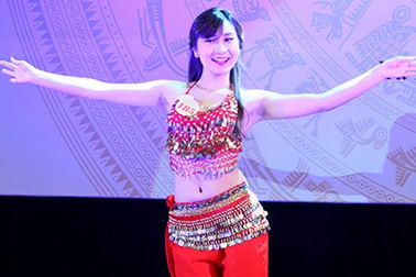 Nữ sinh Hà thành khoe đường cong đầy sức sống trong vũ điệu Ấn Độ