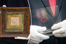 Hai mẩu giấy nhỏ nhất và... đắt nhất thế giới