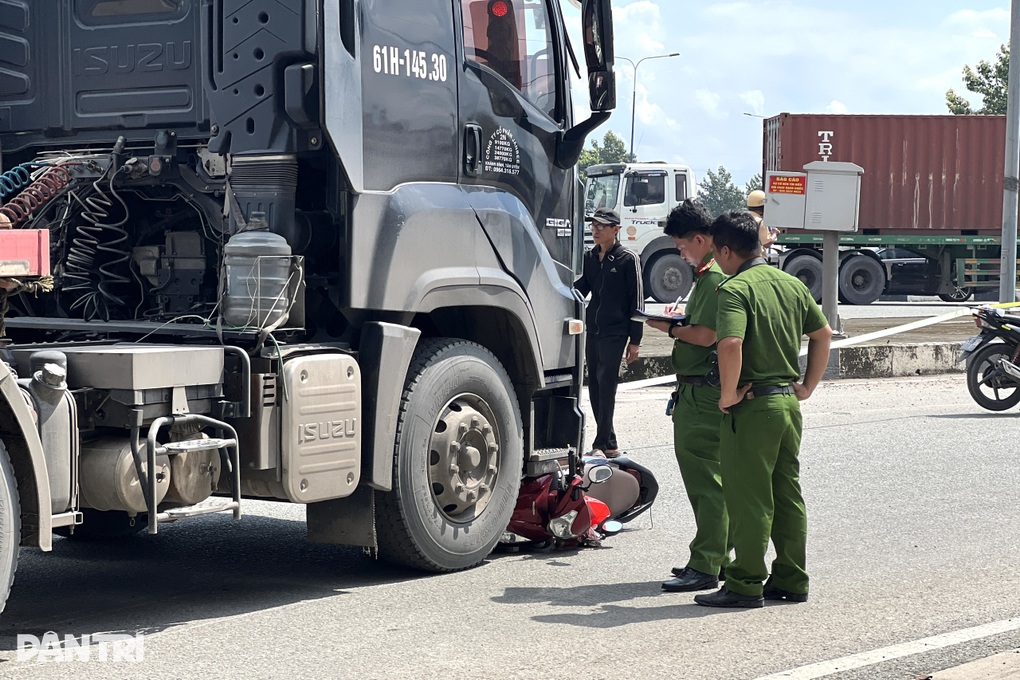 Ông bà chở cháu đi thăm mẹ và bị xe đầu kéo cán chết cả 3 người ở TPHCM - 1