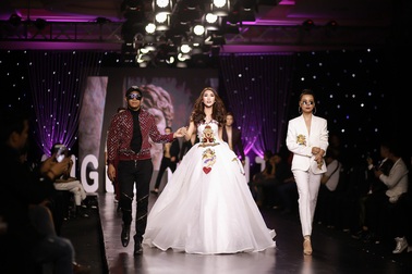 Tường Linh làm vedette trong show thời trang