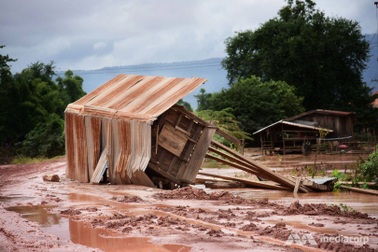 Rơi nước mắt câu chuyện của nạn nhân sống sót sau vụ vỡ đập ở Lào