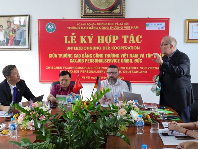 4 Anh 4 Tập đoàn Nhân sự Quốc tế saxJOB – CH Liên bang Đức và lãnh đạo Trường Cao đẳng Công thương Việt Nam ký kết hợp tác với về việc chuyển đổi và công nhận bằng cấp cho sinh viên