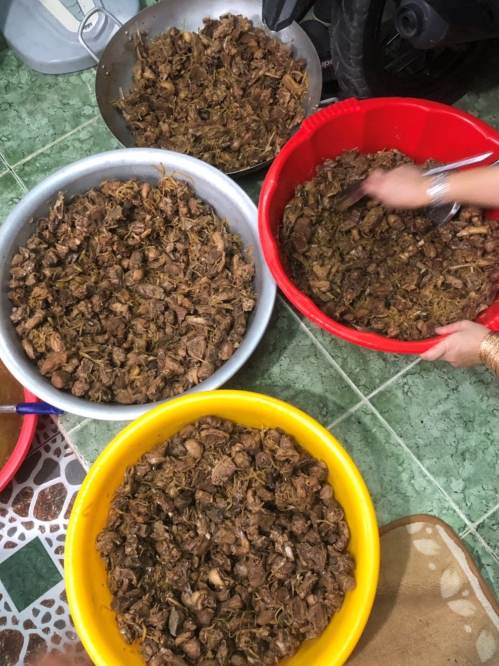 Dân Bạc Liêu gói bánh, kho vịt... gửi đồng hương kẹt ở TPHCM vì Covid-19 - 8 Dân Bạc Liêu gói bánh, kho vịt... gửi đồng hương kẹt ở TPHCM vì Covid-19 - 8