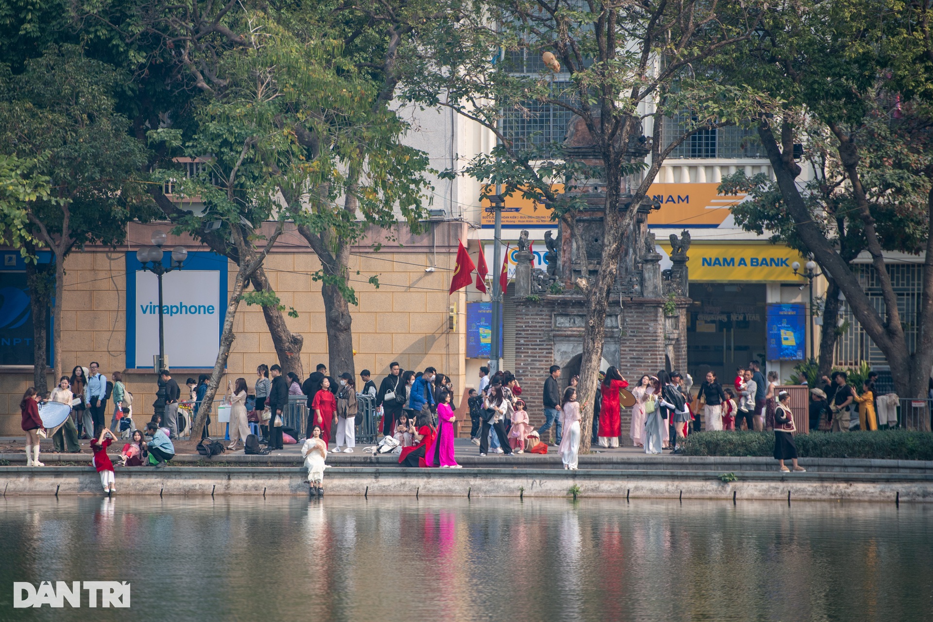 Hồ Gươm chụp ảnh áo dài Tết đẹp ở đâu tại Hà Nội năm 2025