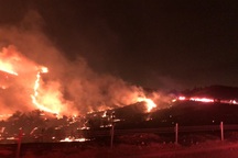 Lửa cháy rừng "nhấn chìm" căn cứ Mỹ, hàng nghìn người di tản đêm Giáng sinh