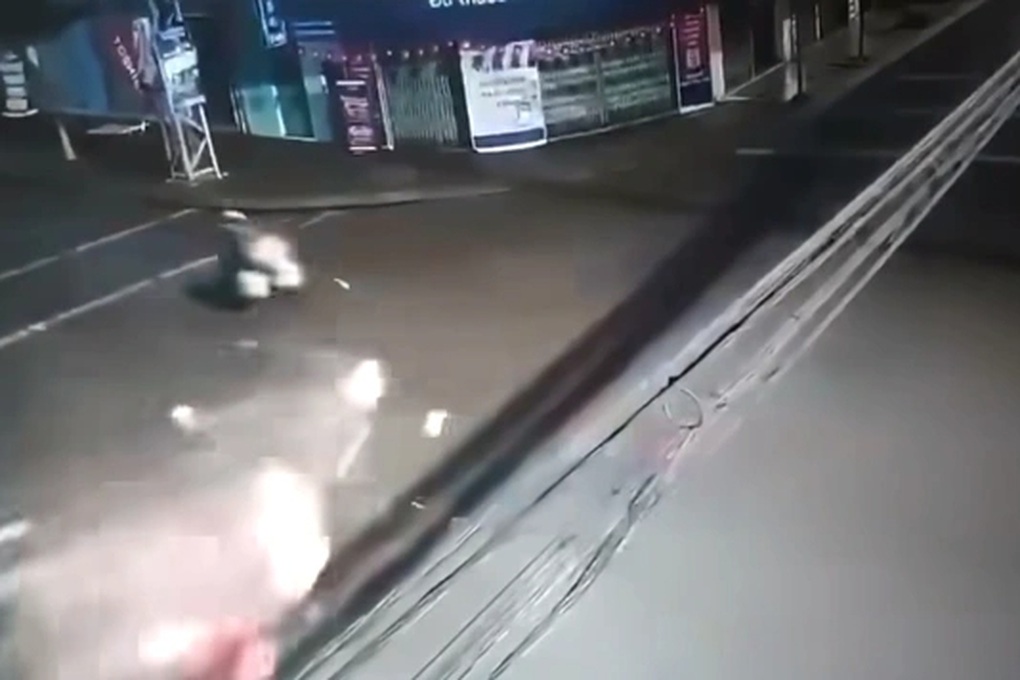 Xác định nguyên nhân vụ xe máy kẹp 3 tông khiến 2 người tử vong - 1 Xác định nguyên nhân vụ xe máy kẹp 3 tông khiến 2 người tử vong - 1