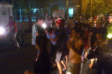 Náo loạn vì xe ôm say rượu nhảy sông trong đêm tối