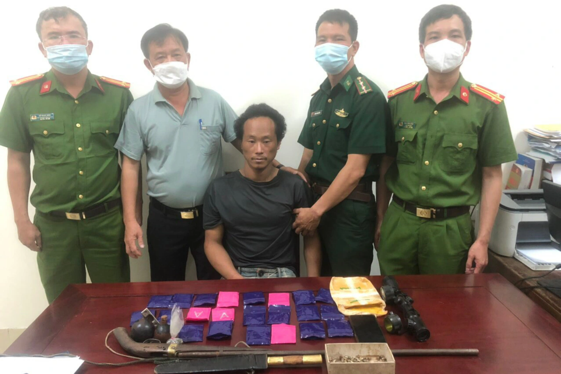 Thủ sẵn súng, lựu đạn bên người đi buôn ma túy - 1 Thủ sẵn súng, lựu đạn bên người đi buôn ma túy - 1