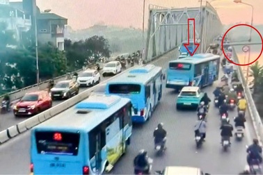 Tài xế ô tô buýt bị phạt vì lái xe đi vào đường cấm trên cầu Chương Dương