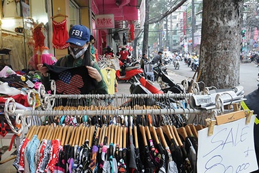 Hàng giảm giá xuống đường