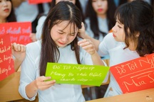 Câu chuyện xúc động phía sau bức ảnh kỷ yếu “mong bố khỏi bệnh”