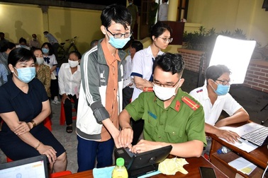 Xuyên đêm cấp thẻ căn cước công dân gắn chíp cho dân
