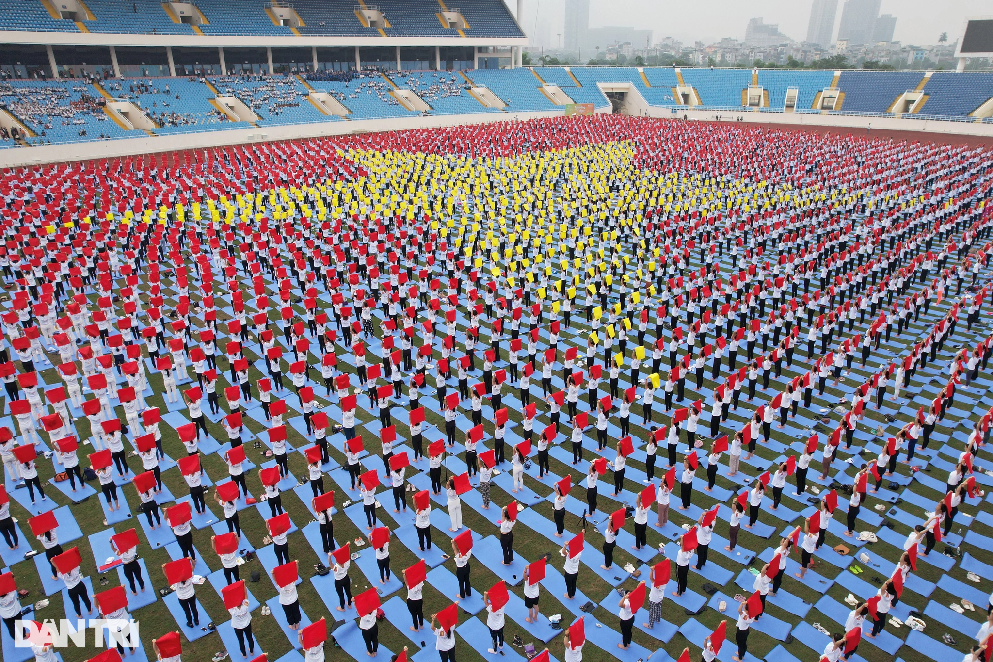 ទស្សនាការដាក់ទង់ជាតិដ៏អស្ចារ្យបំផុតរបស់មនុស្សចំនួន 5,000 នាក់នៅកីឡដ្ឋាន My Dinh - 2 Mãn nhãn màn xếp cờ Tổ quốc lớn kỷ lục của 5.000 người trên SVĐ Mỹ Đình - 2