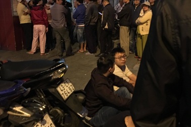 Xếp hàng từ mờ sáng lấy số tiêm, nhiều phụ huynh quay về vì hết vắc xin 6 trong 1