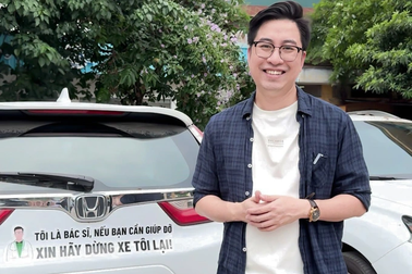 Bác sĩ Hà Nội gây chú ý với dòng chữ lạ trên ô tô cá nhân