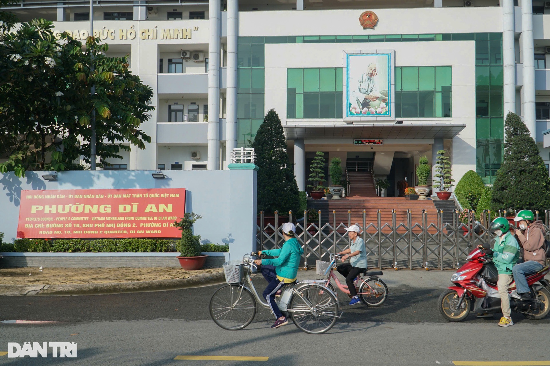 Hàng loạt địa phương ở TPHCM bắt đầu lắp đặt bảng tên phường mới - 17