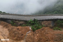 Cầu bị xô nghiêng, sạt lở bủa vây đường, nhà dân trên đỉnh Trường Sơn