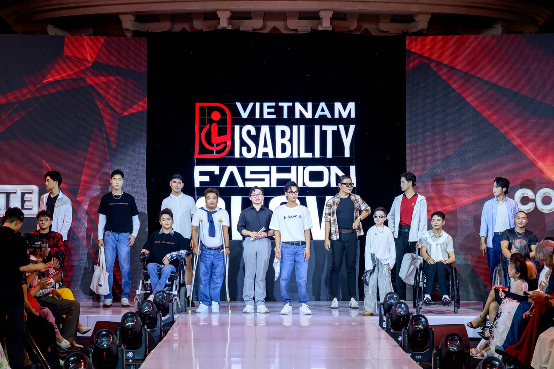 Người mẫu ngồi xe lăn, cặp vợ chồng tí hon tự tin trình diễn thời trang