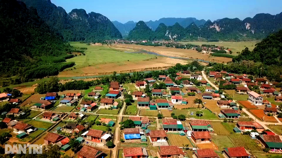Người dân vùng rốn lũ vui mừng khánh thành xóm nhà phao cứu sinh - 16 Người dân vùng rốn lũ vui mừng khánh thành xóm nhà phao cứu sinh - 16