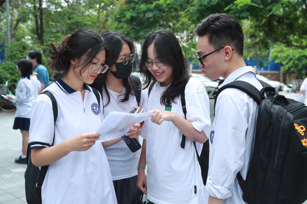 Hơn 1 triệu thí sinh làm thủ tục dự thi tốt nghiệp THPT 2023 - 4 Hơn 1 triệu thí sinh làm thủ tục dự thi tốt nghiệp THPT 2023 - 4